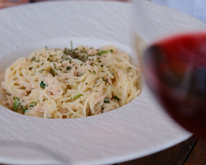 um prato de macarrão com limão