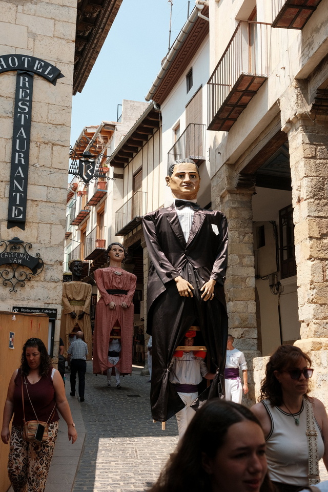 desfile de bonecos gigantes