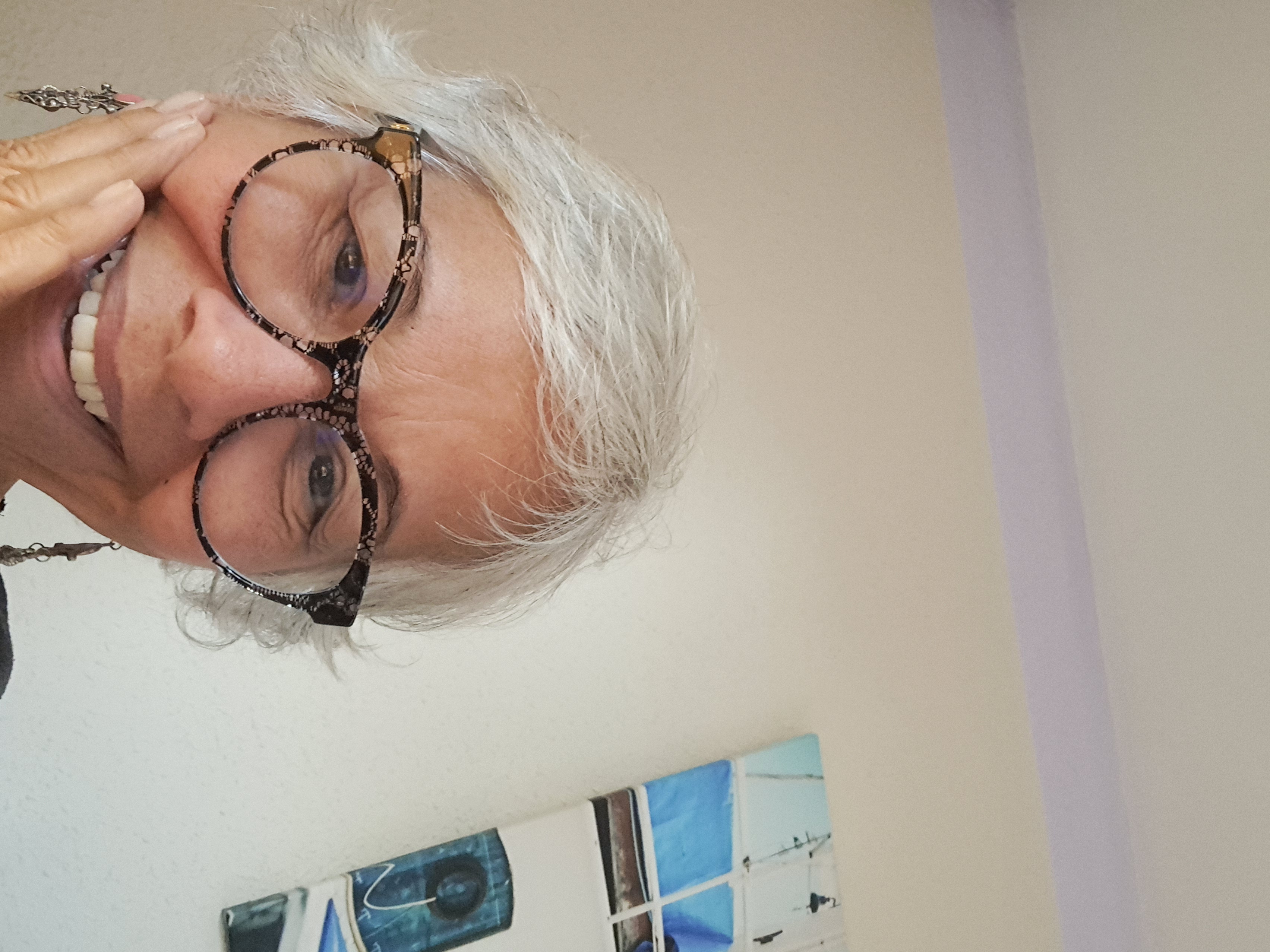 Minha filha cortou meu cabelo. Gostei.