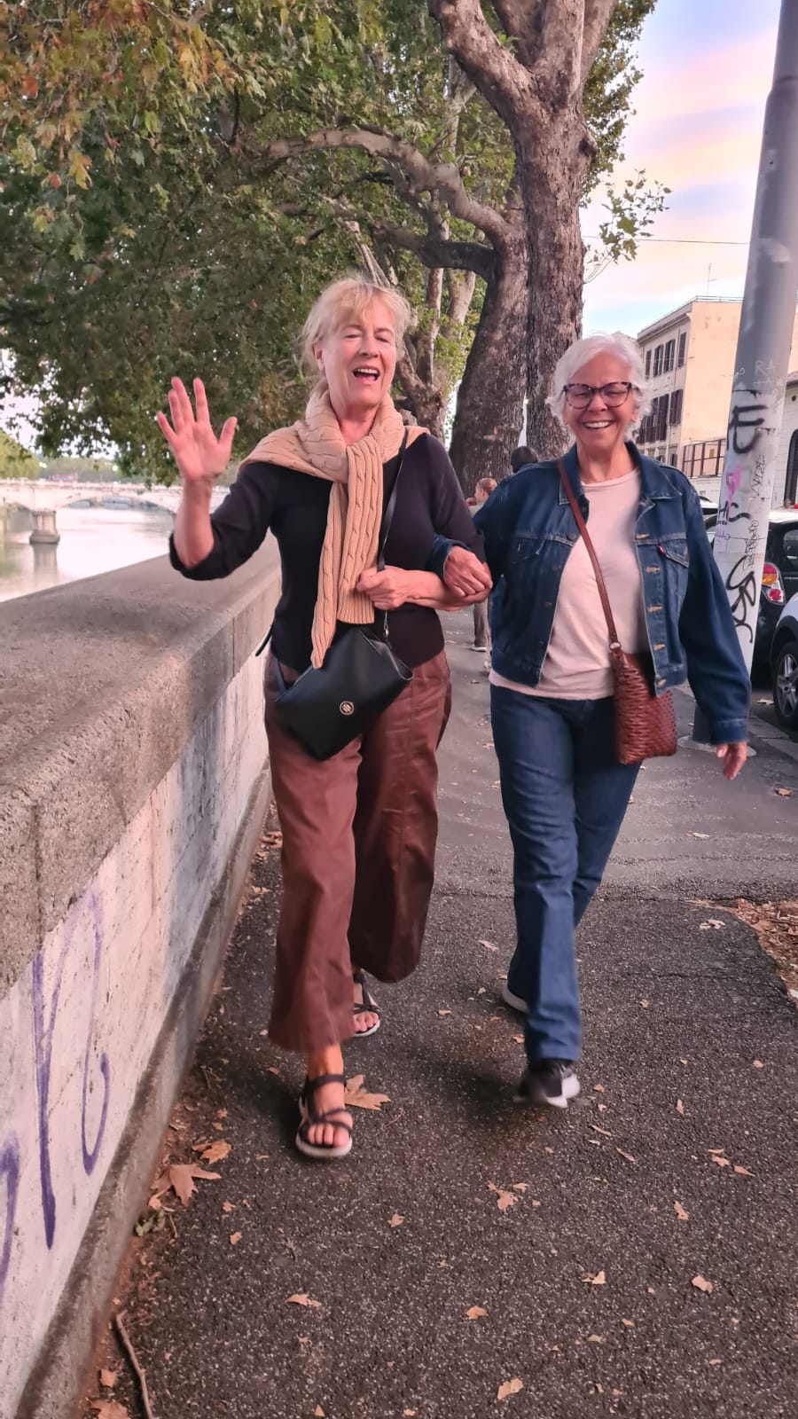 Eu e Piret, alegrinhas de vinho, em passeio às margens do Rio Tibre