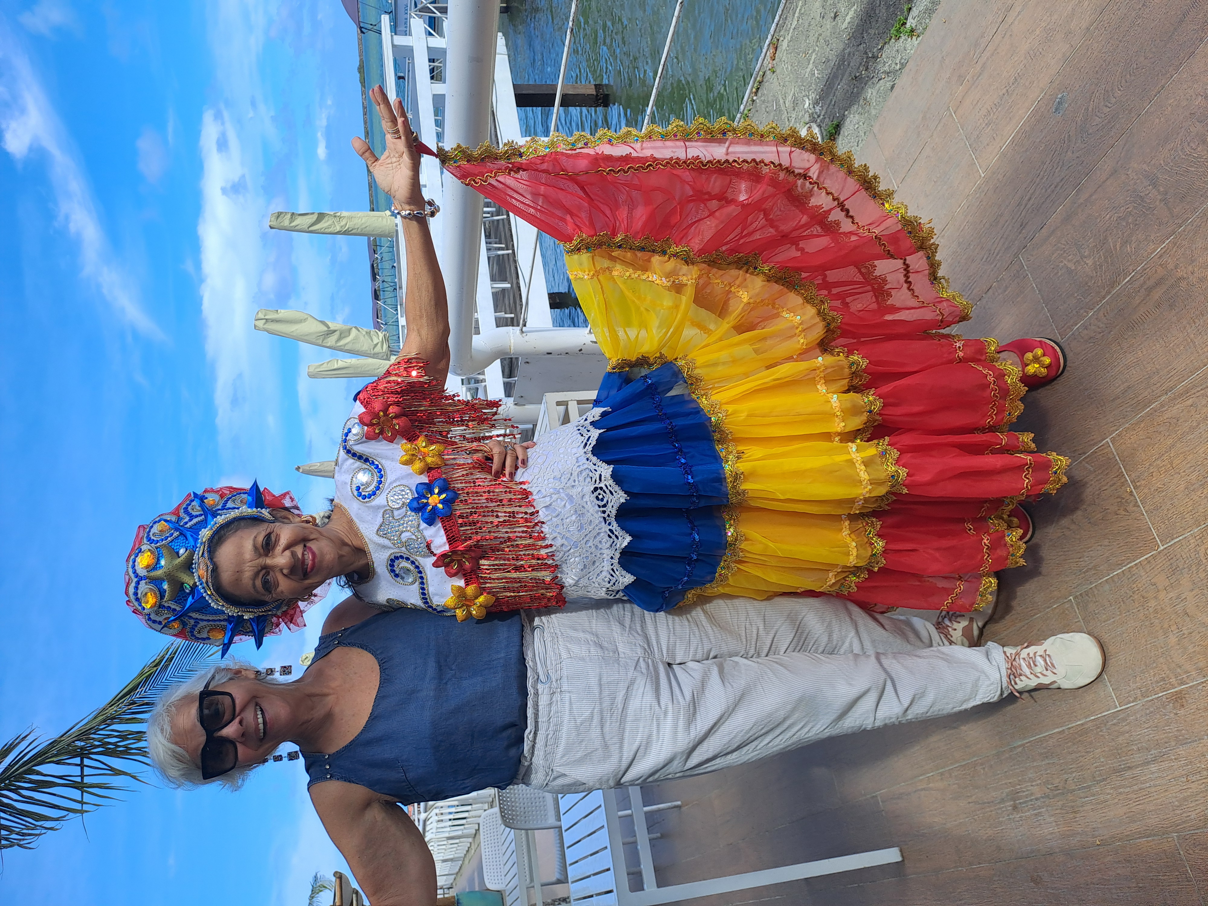 com minha amiga Prazeres e sua fantasia carnavalesca, na confraternização das ex-alunas do IEP